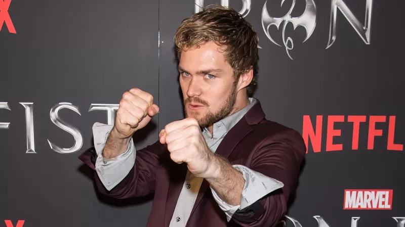 Finn Jones ยอมรับการวิพากษ์วิจารณ์ Iron Fist โดยมุ่งมั่นที่จะพิสูจน์ความสงสัยผิด