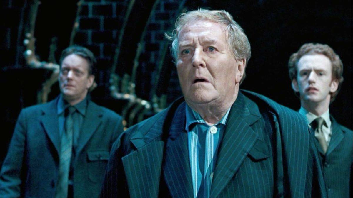 Robert Hardy trong vai Cornelius Fudge trong Harry Potter và trật tự của Phoenix